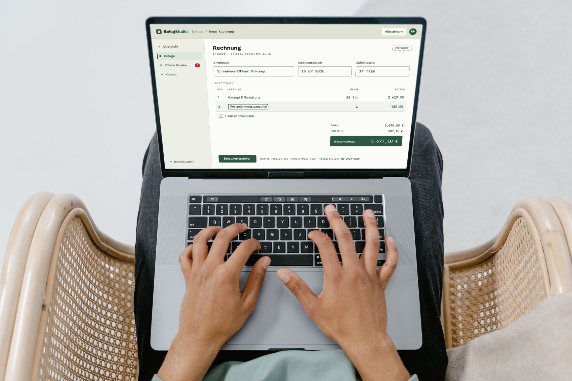 BelegStudio auf einem Laptop: Rechnungsentwurf mit Positionen, Netto, Umsatzsteuer und Gesamtbetrag