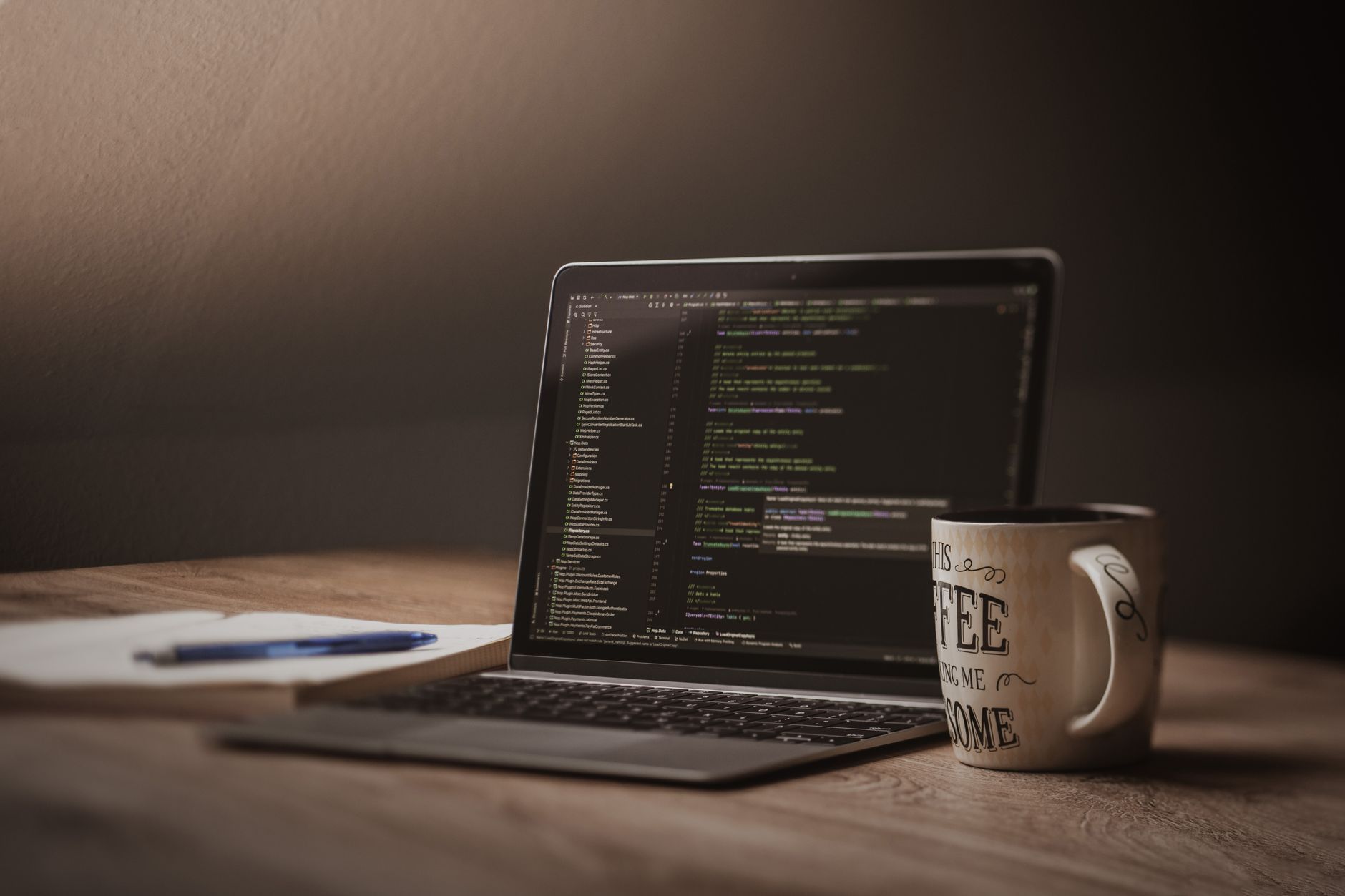 Schreibtisch mit Laptop und Code - Umfeld des Kansa-Aufbaus